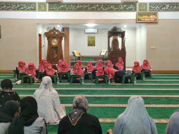 Ibu-Ibu Hebat Majlis Ta'lim Al-Mabrur Gelar Muqoddaman dalam Peringatan Malam Nuzulul Qur'an